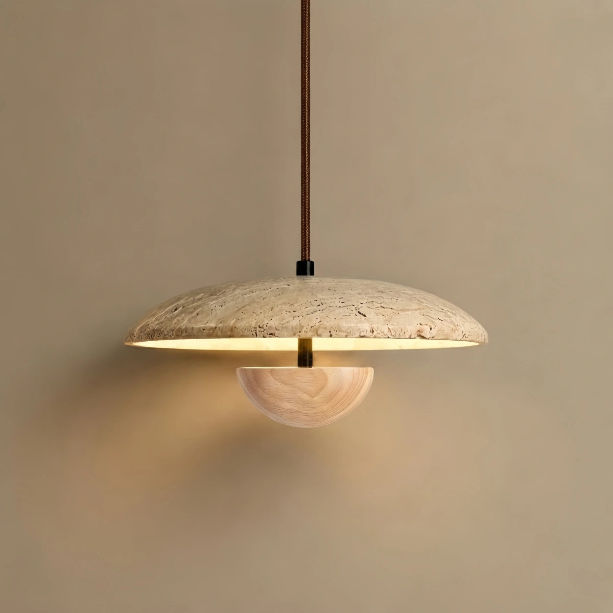 Lámpara Colgante Minimalista Strata – Travertino y Metal, Color Nogal/Madera para Interiores