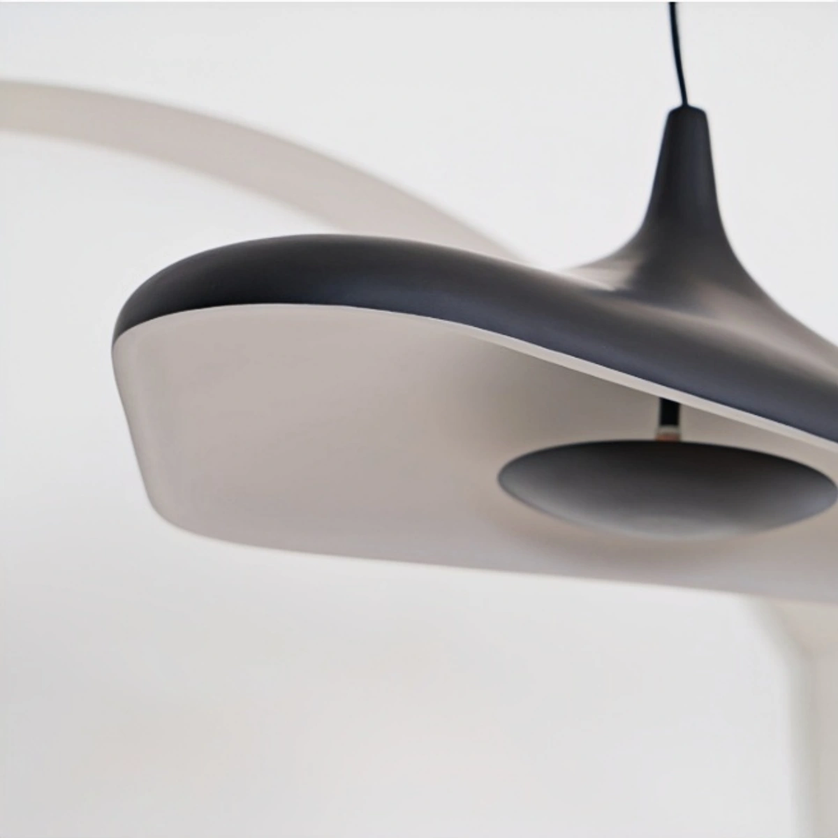Lámpara colgante moderna Stellar con capucha – Resina/Metal blanco/negro para salón/comedor