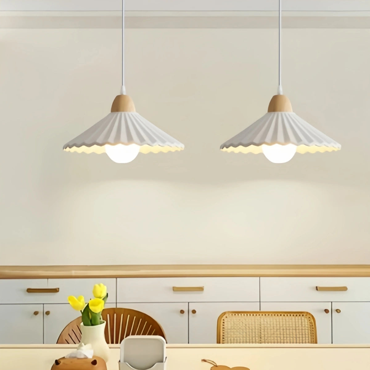 Lámpara colgante moderna de madera y cristal Crema — Pantalla cónica marrón para comedor