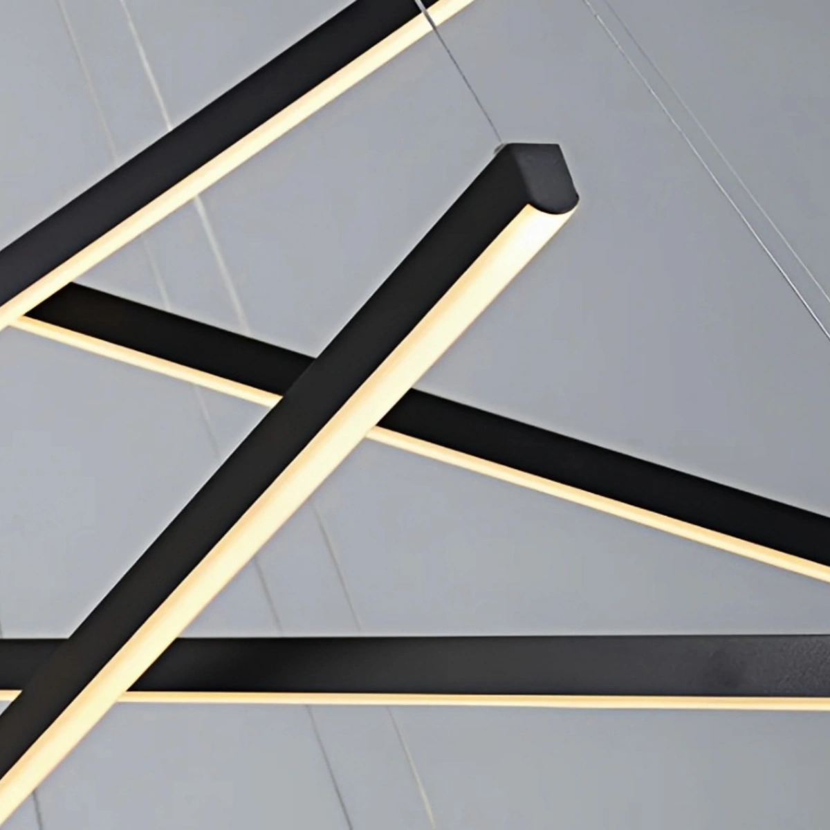 Lámpara de araña escultórica moderna Arcato – Luz LED de halo de gel de sílice y aluminio para sala de estar
