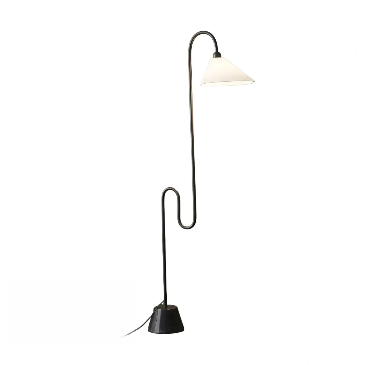 Lámpara de pie Velora Postmoderna Negra – Base de metal con pantalla de tela para dormitorio
