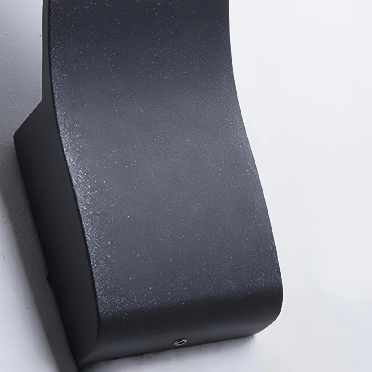 Aplique de pared exterior lineal inclinado moderno Arcato – Luz de metal negro para paredes exteriores