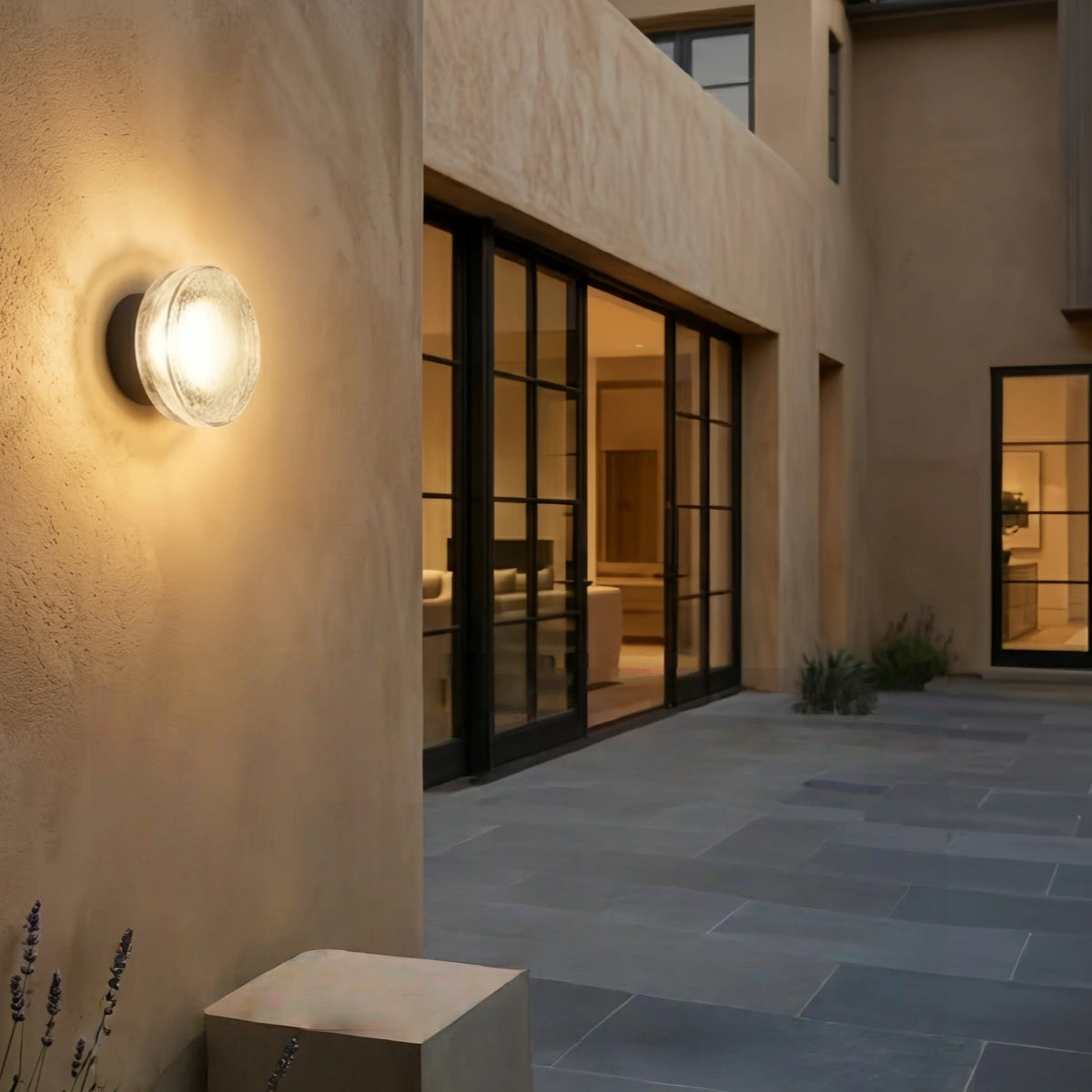 Lámpara de pared exterior moderna Embrace: diseño redondo de cristal transparente y metal para patio