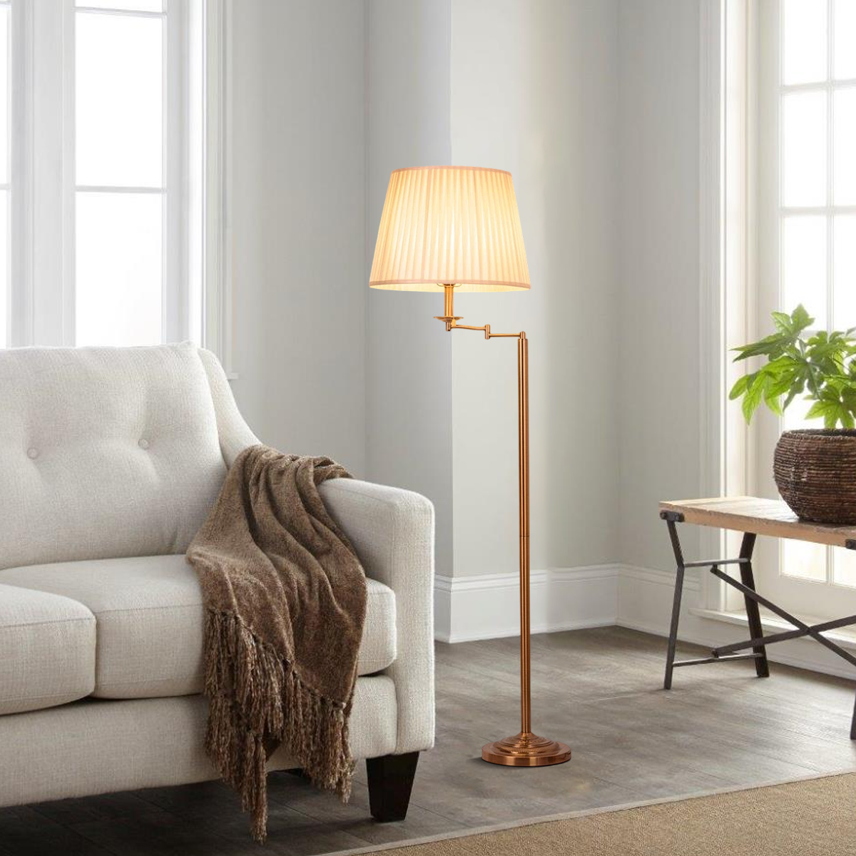 Moderne Stehlampe Lunara – Zylinderförmiger Lampenschirm aus Messing und Stoff für das Wohnzimmer