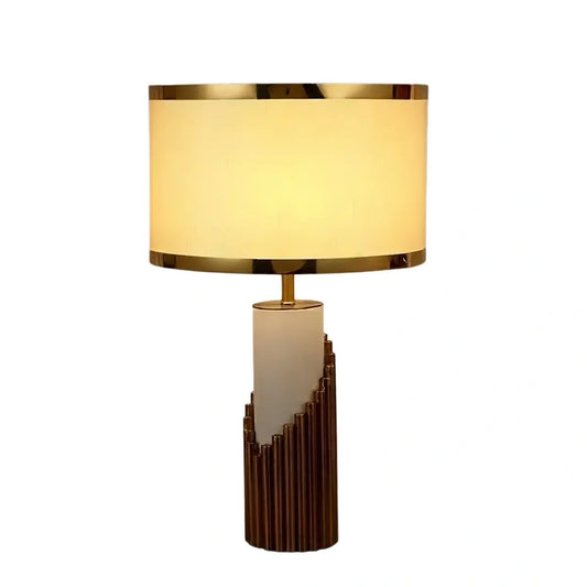 Lunara Royal Tischleuchte in Weiß und Gold – Zylindrisches Metall und Stoff fürs Schlafzimmer