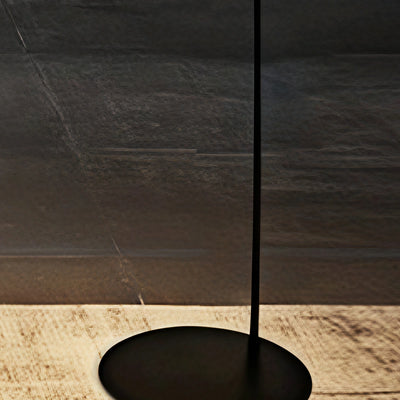 Lámpara de pie redonda moderna Velora – Diseño minimalista en metal negro para sala de estar 
