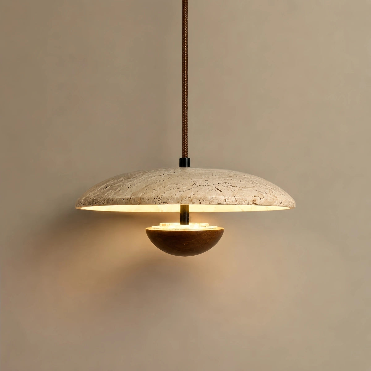 Lámpara Colgante Minimalista Strata – Travertino y Metal, Color Nogal/Madera para Interiores