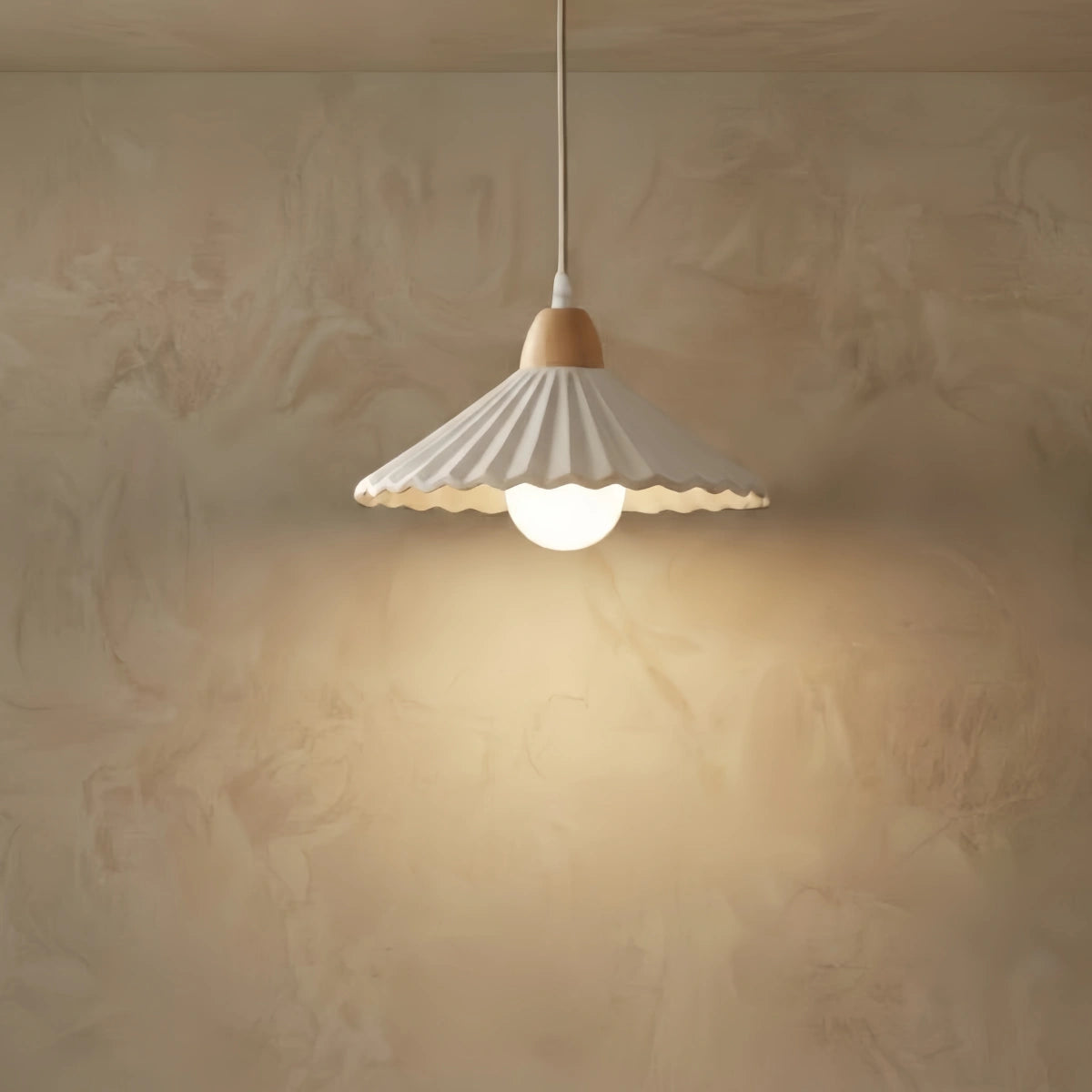 Lámpara colgante moderna de madera y cristal Crema — Pantalla cónica marrón para comedor