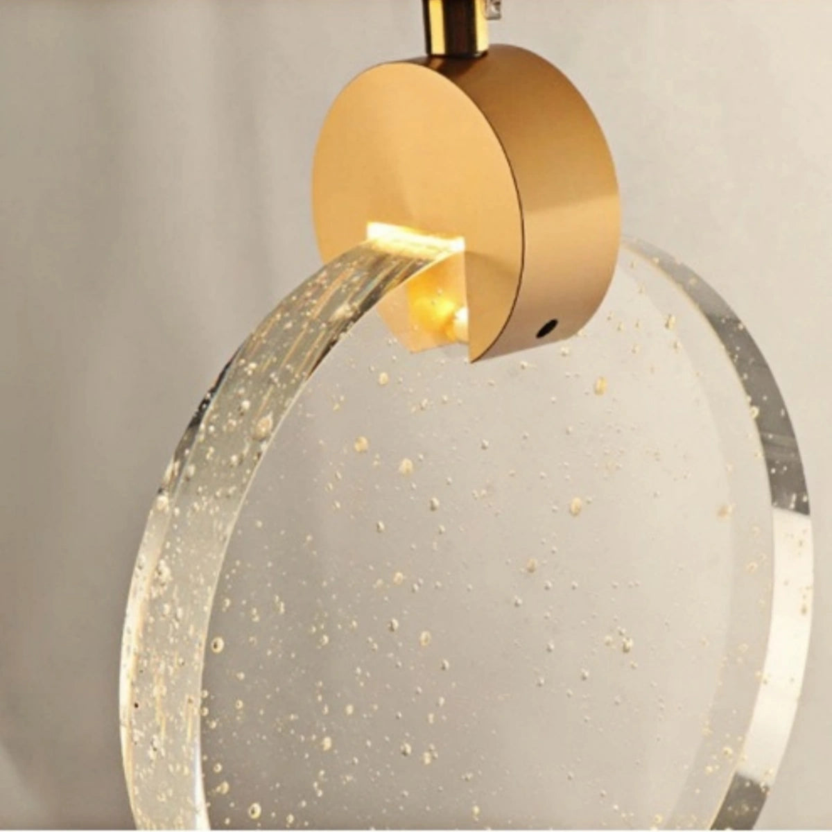 Lámpara colgante redonda Excelis Art Deco de metal dorado y cristal para comedor