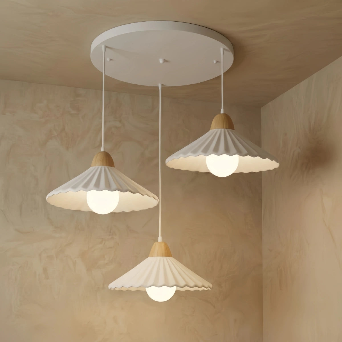 Lámpara colgante moderna de madera y cristal Crema — Pantalla cónica marrón para comedor