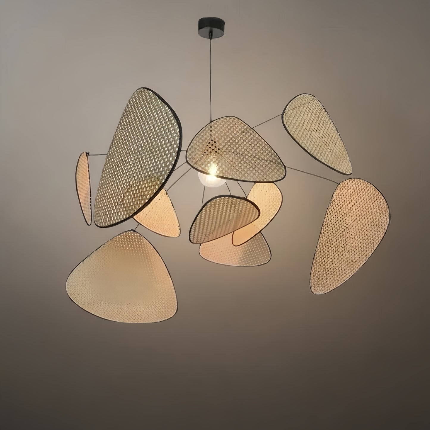 Zenno Art-Deco-Kronleuchter aus Rattan – Geometrischer Metallrahmen für das Esszimmer