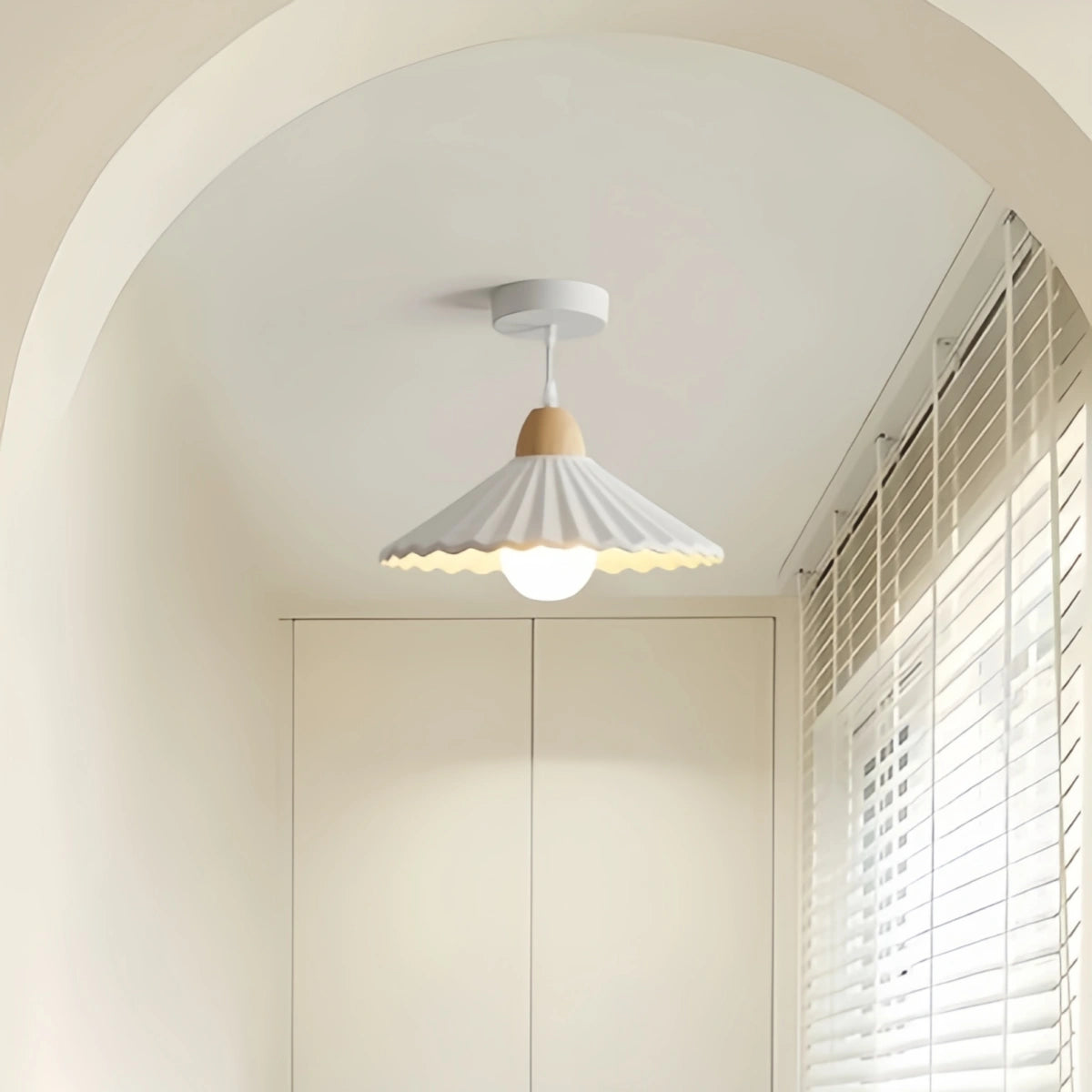 Lámpara colgante moderna de madera y cristal Crema — Pantalla cónica marrón para comedor