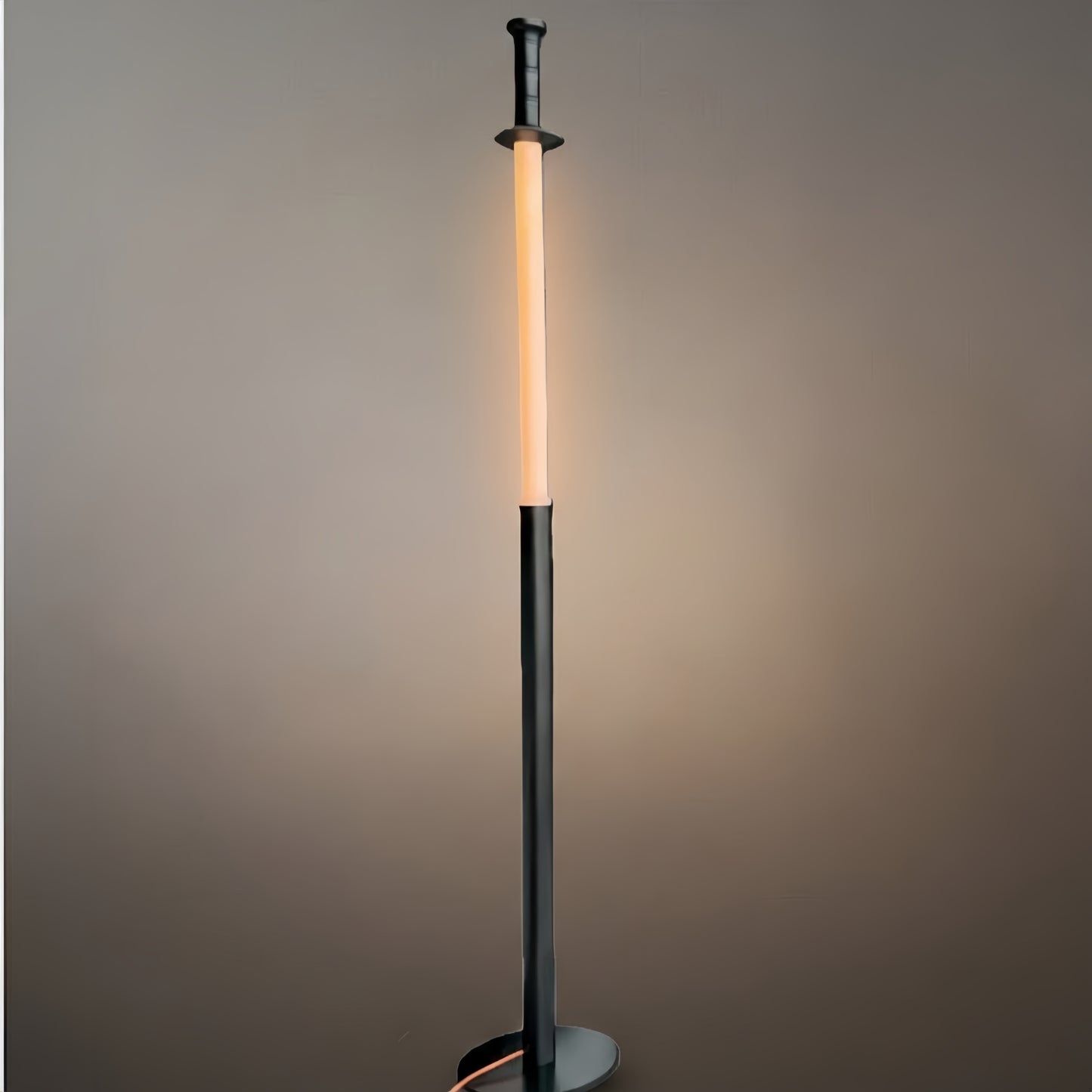 Lámpara de pie Vector - Inspirada en una espada, ajustable en blanco y negro