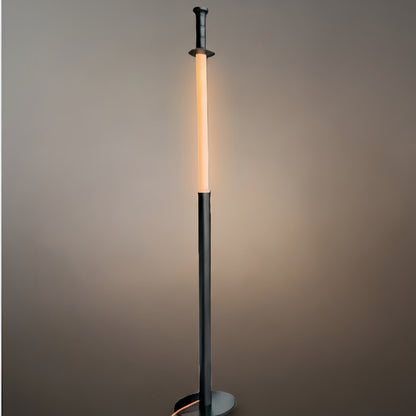 Lámpara de pie Vector - Inspirada en una espada, ajustable en blanco y negro