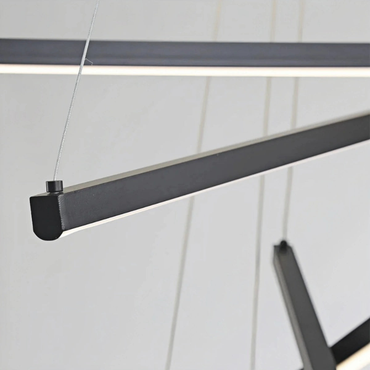 Lámpara de araña escultórica moderna Arcato – Luz LED de halo de gel de sílice y aluminio para sala de estar