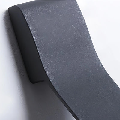 Aplique de pared exterior lineal inclinado moderno Arcato – Luz de metal negro para paredes exteriores