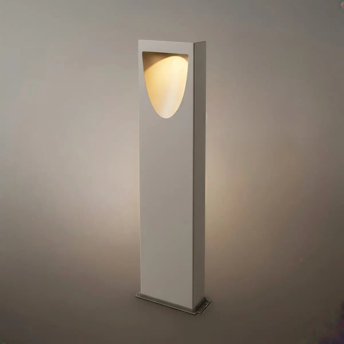 Minimalist_Metal_Stone_Path_Light