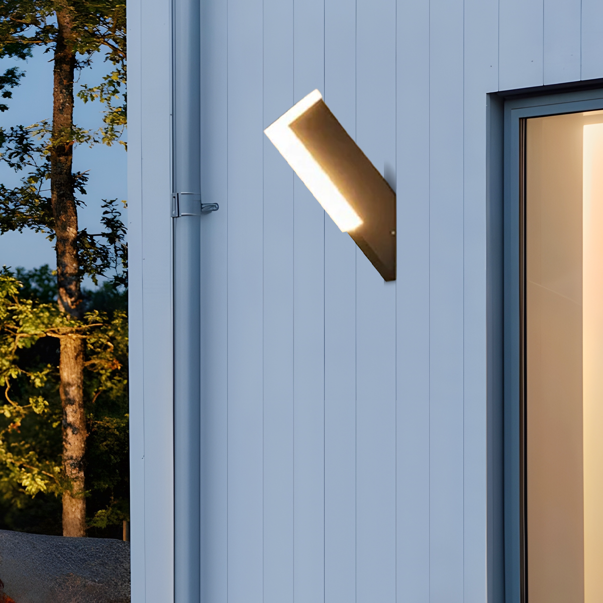 Modern Outdoor Wall Lamp - Black Metal & Acrylic Irregular