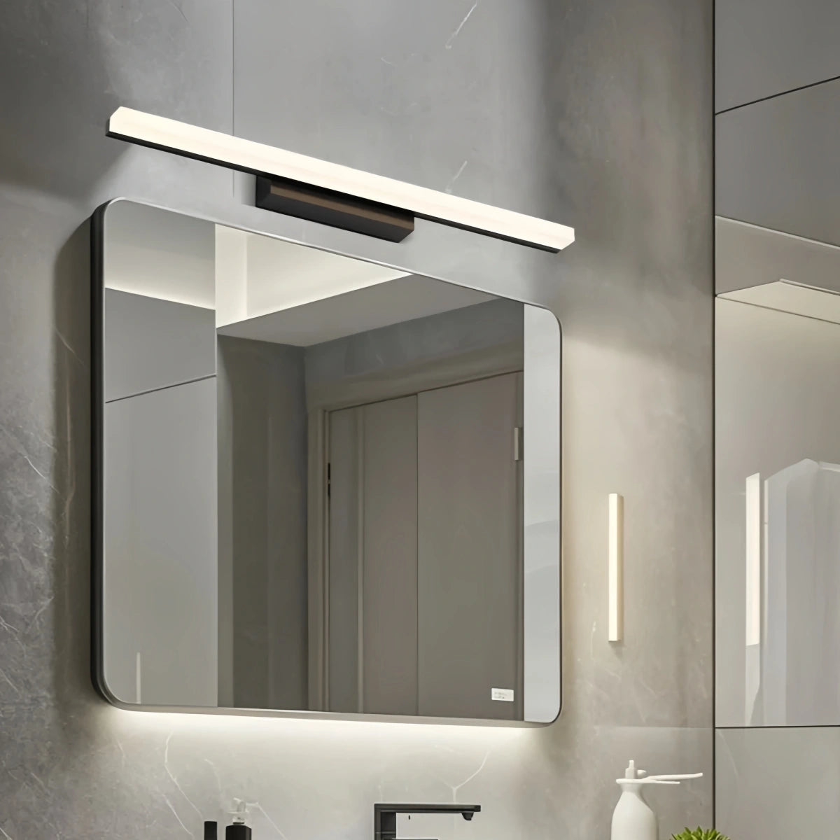 Lámpara de pared lineal minimalista Arcato para tocador – IP44 Metal en negro/cromo para baño