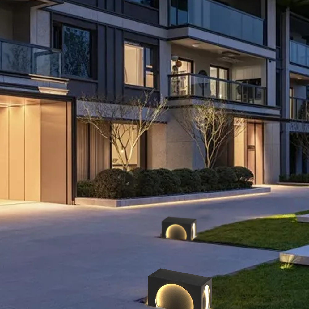 Modern Metal Outdoor Solar Pillar Lights 