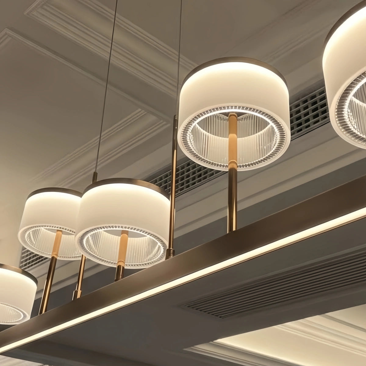 Moderna lámpara colgante lineal dorada y negra – Elegancia escultural de mediados de siglo para comedor