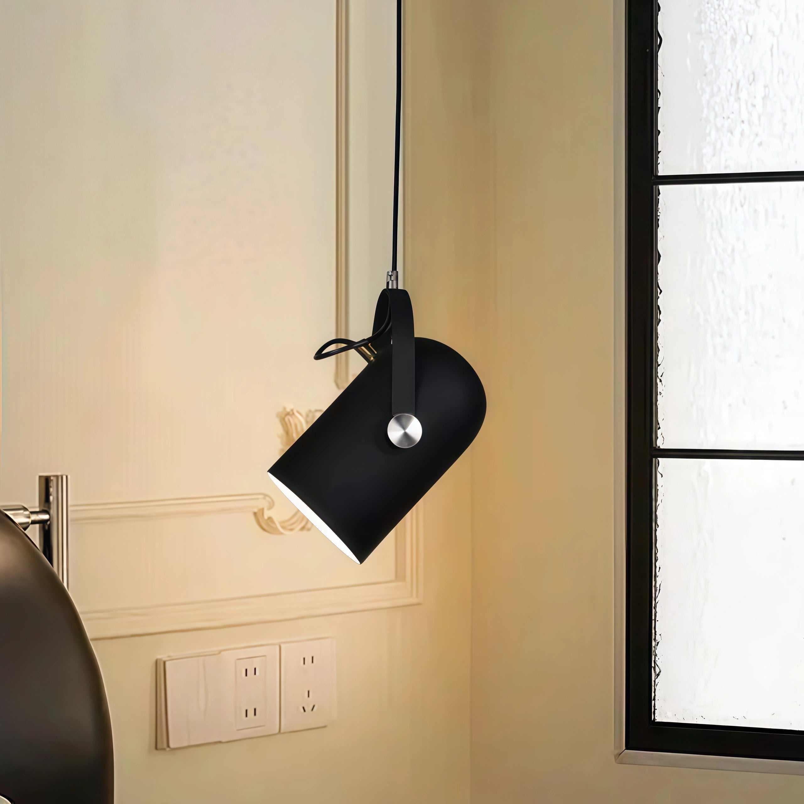 Lámpara colgante moderna Morandia: luminaria metálica con ángulo ajustable para dormitorio
