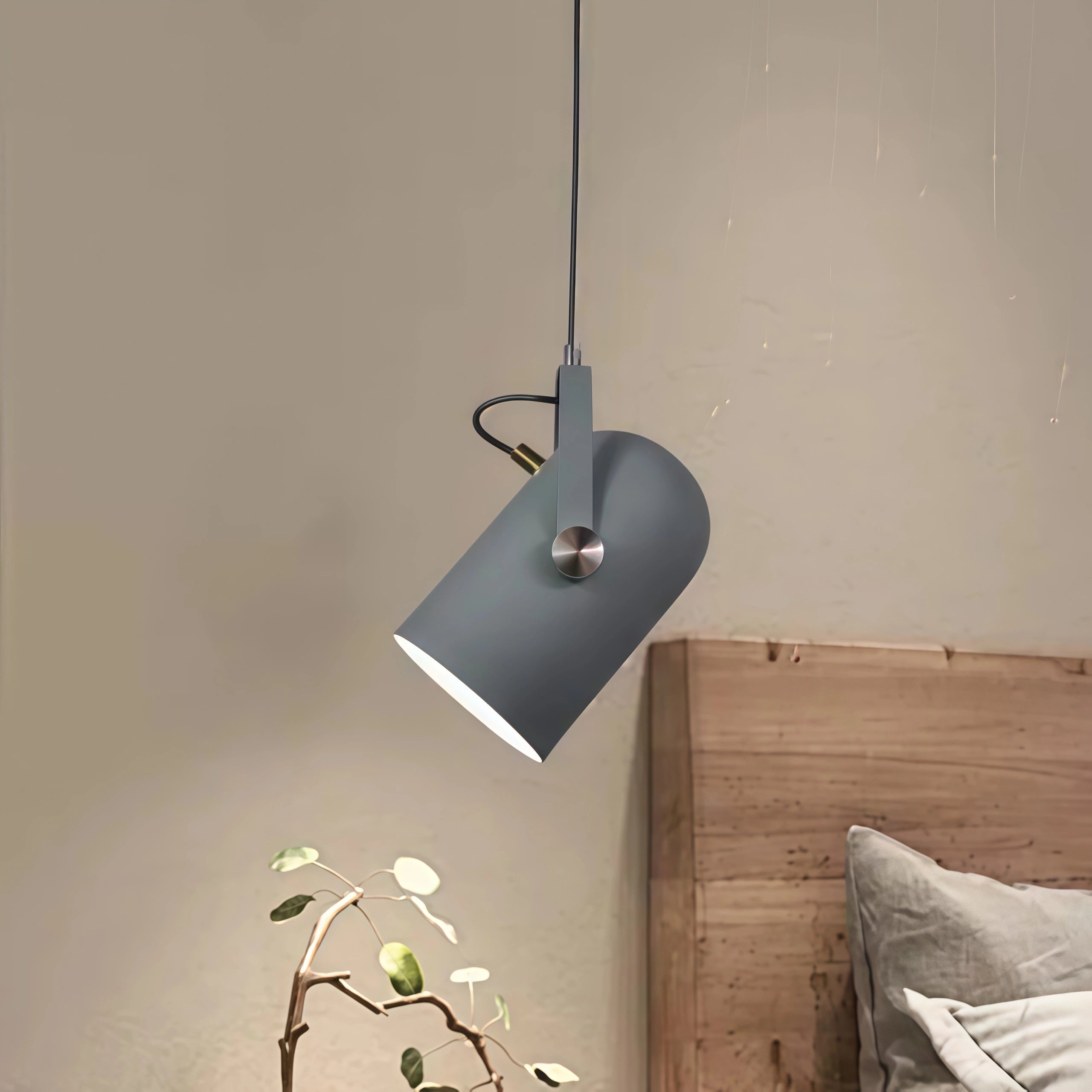 Lámpara colgante moderna Morandia: luminaria metálica con ángulo ajustable para dormitorio