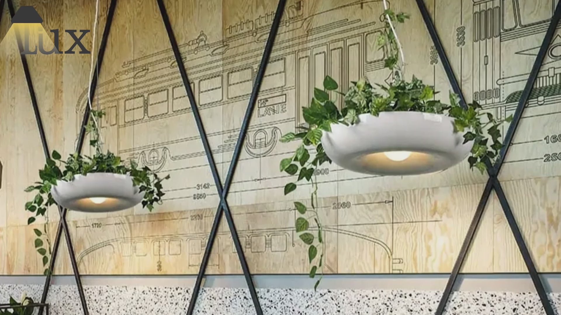 Lámpara colgante Crema Natural en negro, blanco y verde con diseño metálico para comedor
