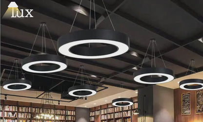 Moderne Ring-Pendelleuchte Embrace – Schwarzes Acryl für das Esszimmer