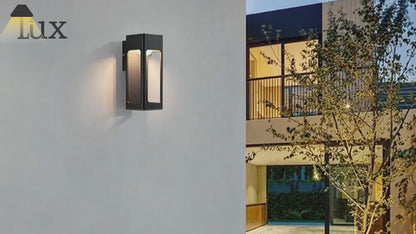 Lámpara de pared exterior Irondale - Moderna, linterna metálica con sensor